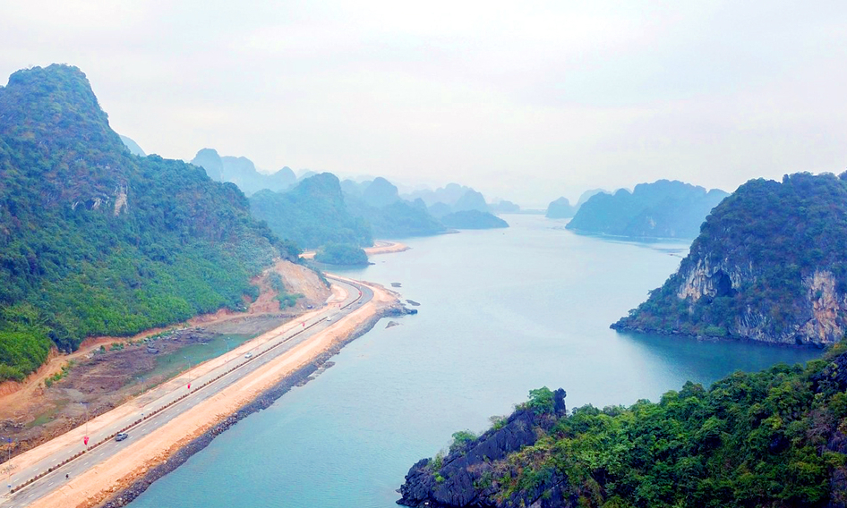 Roads and facilities beautify Ha Long city