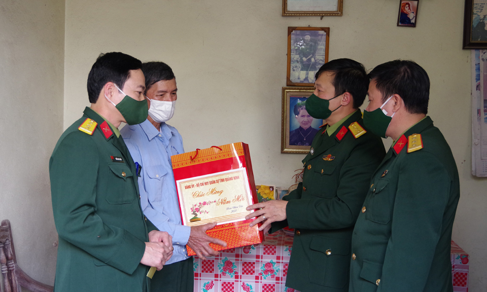 Nhiều phần quà Tết đến tay CNVCLĐ khó khăn, gia đình chính sách