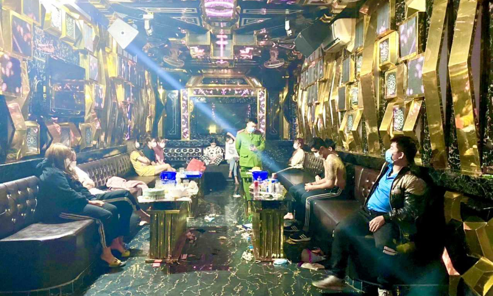 Thanh, thiếu niên sử dụng ma túy trái phép tại quán karaoke mở "chui"