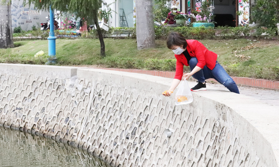 Người dân "tiễn" ông Công, ông Táo về trời