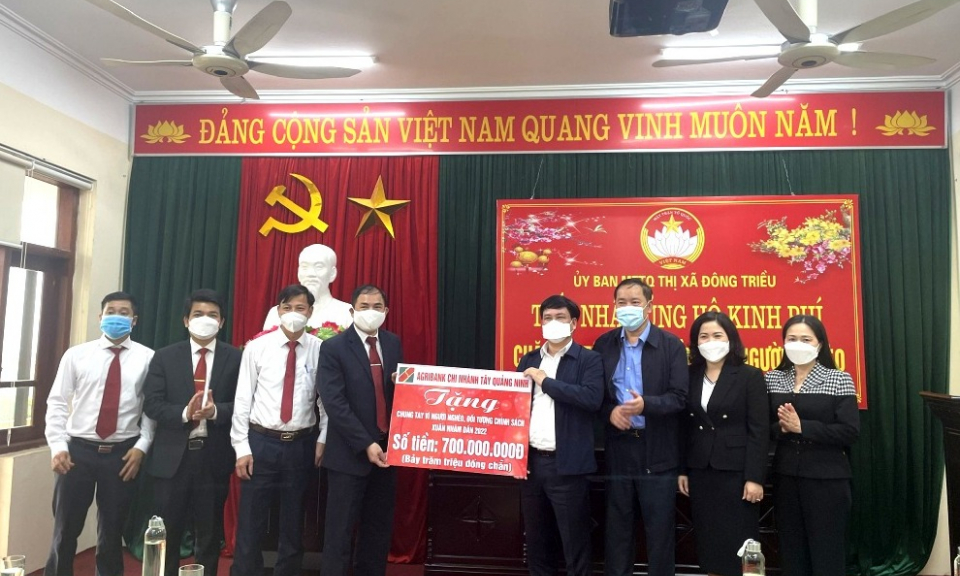 TX Đông Triều tiếp nhận kinh phí ủng hộ người nghèo của Agribank Tây Quảng Ninh 