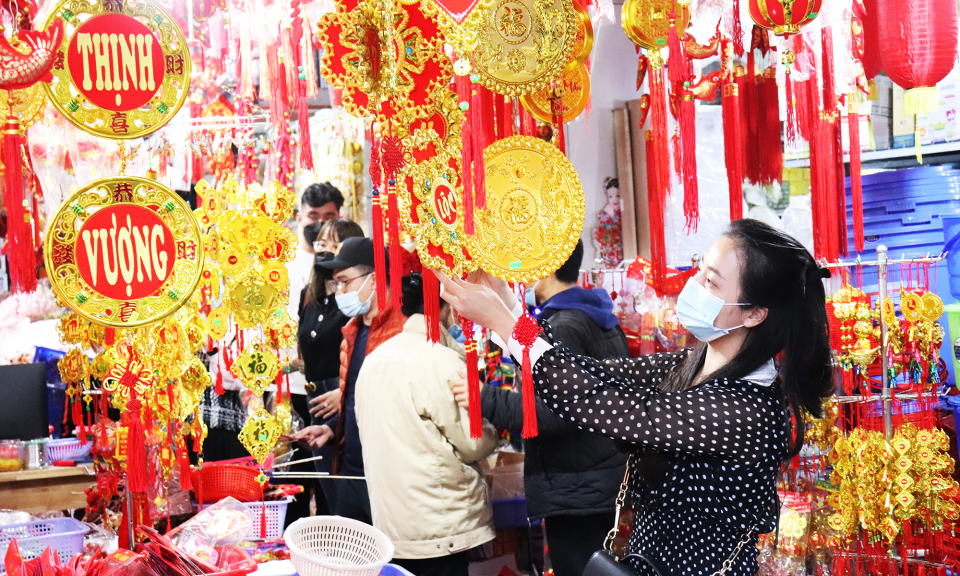 Ngập tràn sắc đỏ đồ trang trí Tết