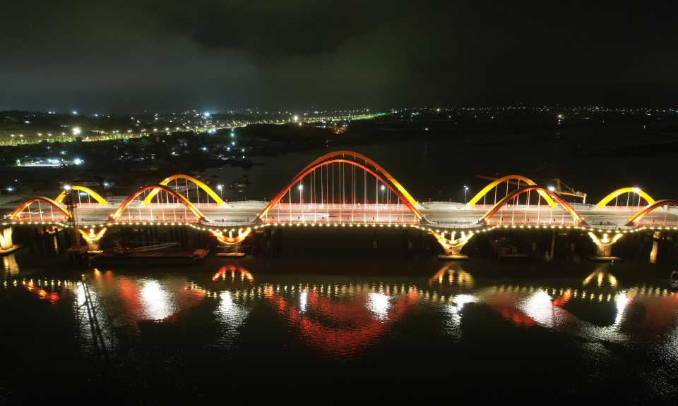 Sparkling Love Bridge at night