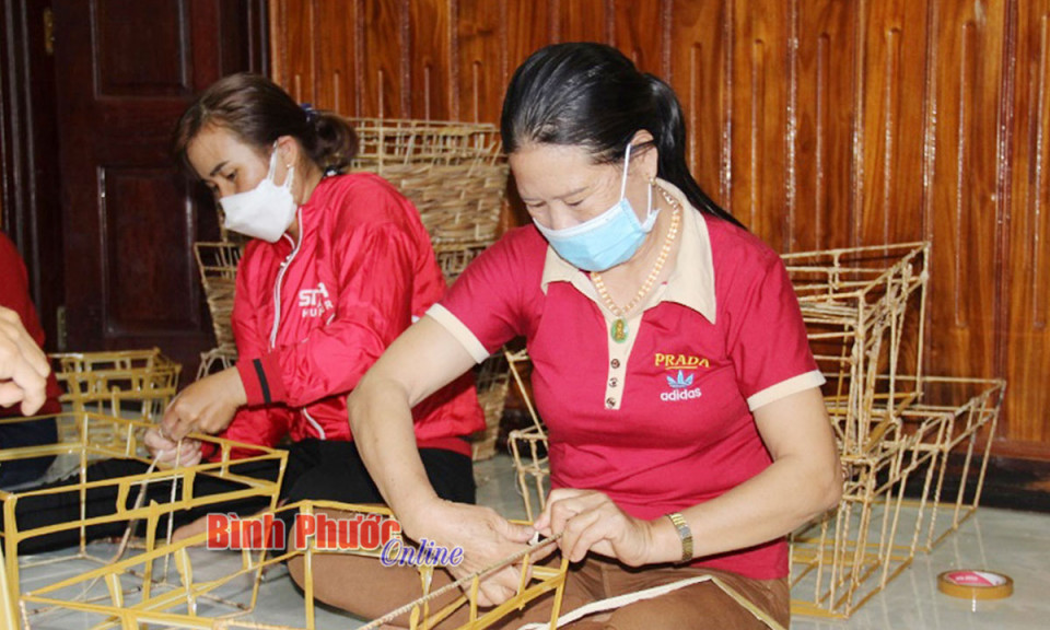 Mở rộng nghề đan giỏ lục bình ở Hưng Phước