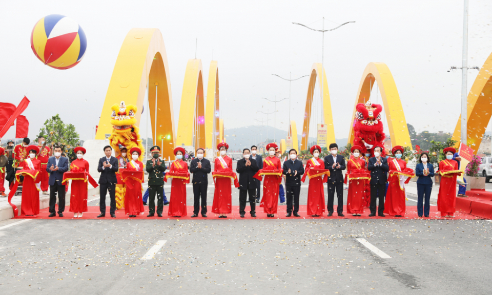 PM attends inauguration ceremony of Love Bridge and Ha Long - Cam Pha coastal road