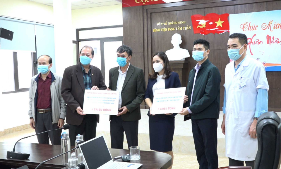 Thêm nhiều suất quà đến với lực lượng tuyến đầu, người có công và người khó khăn