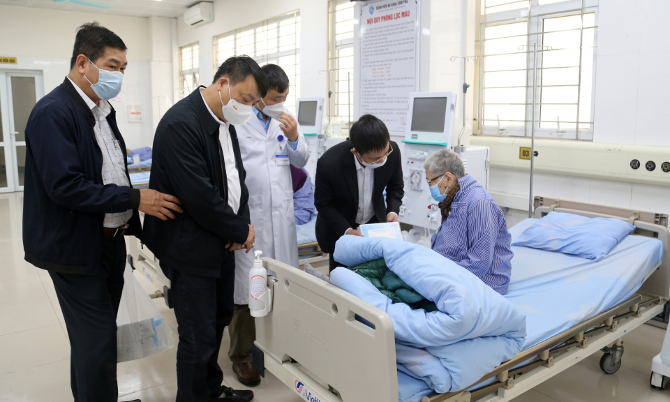 Hội Nhà báo Việt Nam tỉnh Quảng Ninh tặng quà Tết y, bác sĩ và bệnh nhân khó khăn