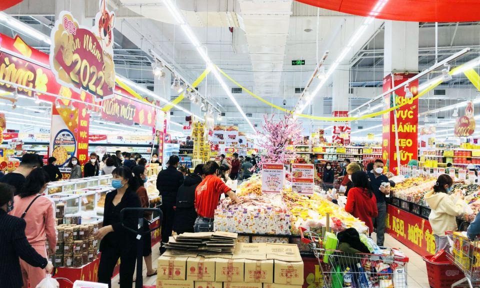 Người dân hối hả đi sắm Tết