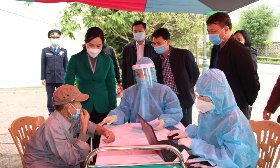 Phó Chủ tịch UBND tỉnh Nguyễn Thị Hạnh tỉnh kiểm tra công tác phòng chống dịch dịp Tết Nguyên Đán