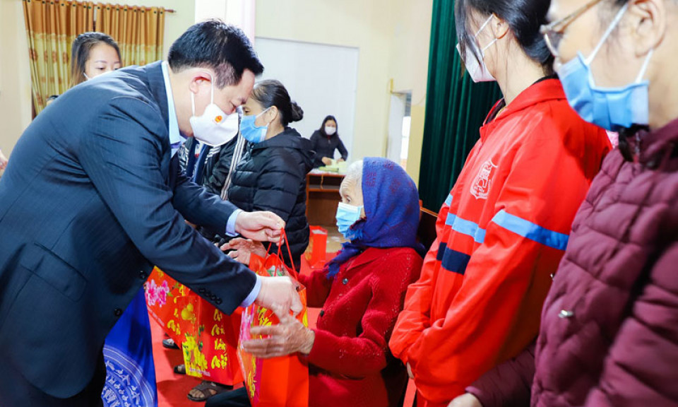 Chủ tịch Quốc hội Vương Đình Huệ tặng quà Tết người nghèo tại Nghệ An