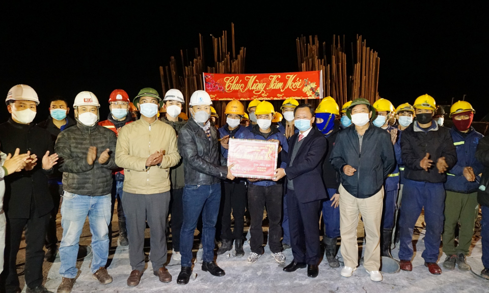 Phó Chủ tịch Thường trực UBND tỉnh Cao Tường Huy thăm, tặng quà một số đơn vị trực Tết tại TP Hạ Long 