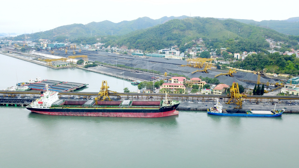 The first two ships arrived at Cam Pha port.