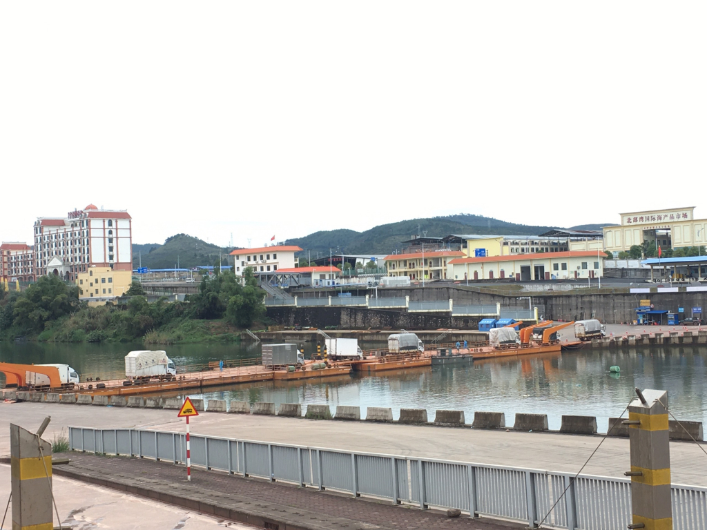 140 tấn hàng thủy sản xuất khẩu sang Trung Quốc qua Lối mở Cầu phao tạm Km3+4 Hải Yên, Móng Cái trong buổi sáng ngày 3/2