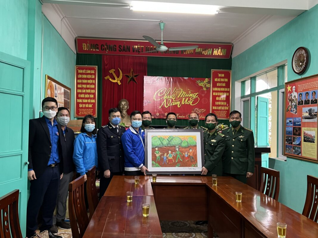 Đoàn công tác của Tỉnh Đoàn thăm và tặng quà các chiến sĩ tại đồn Biên phòng Ngọc Vừng, huyện Vân Đồn.