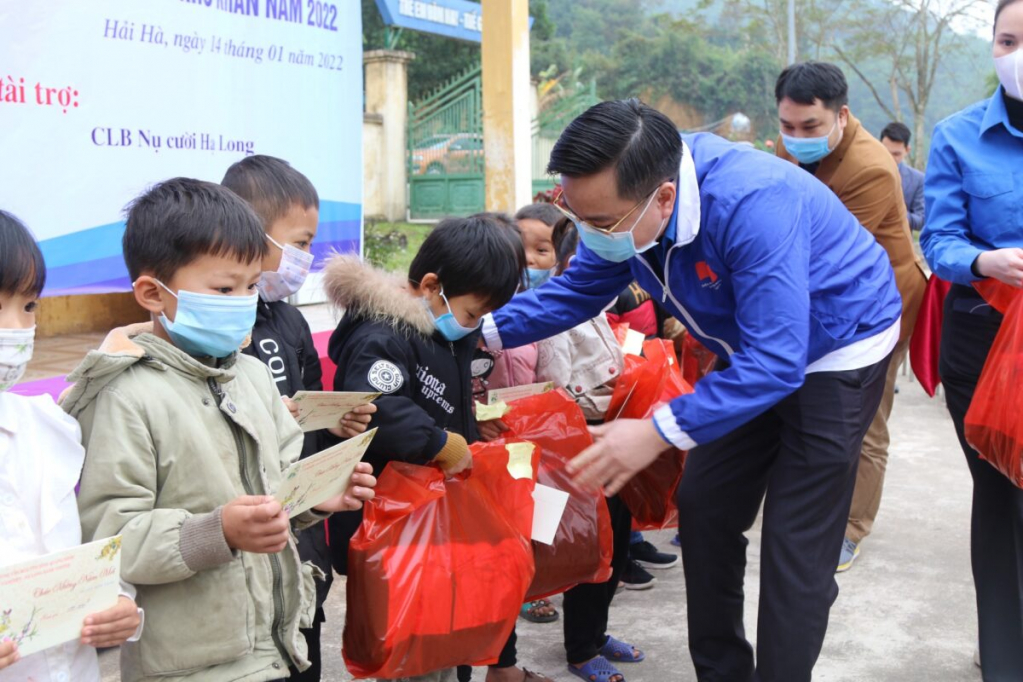  Bí thư Tỉnh Đoàn Hoàng Văn Hải tặng quà cho trẻ em có hoàn cảnh khó khăn tại xã Ngọc Vừng, huyện Vân Đồn.