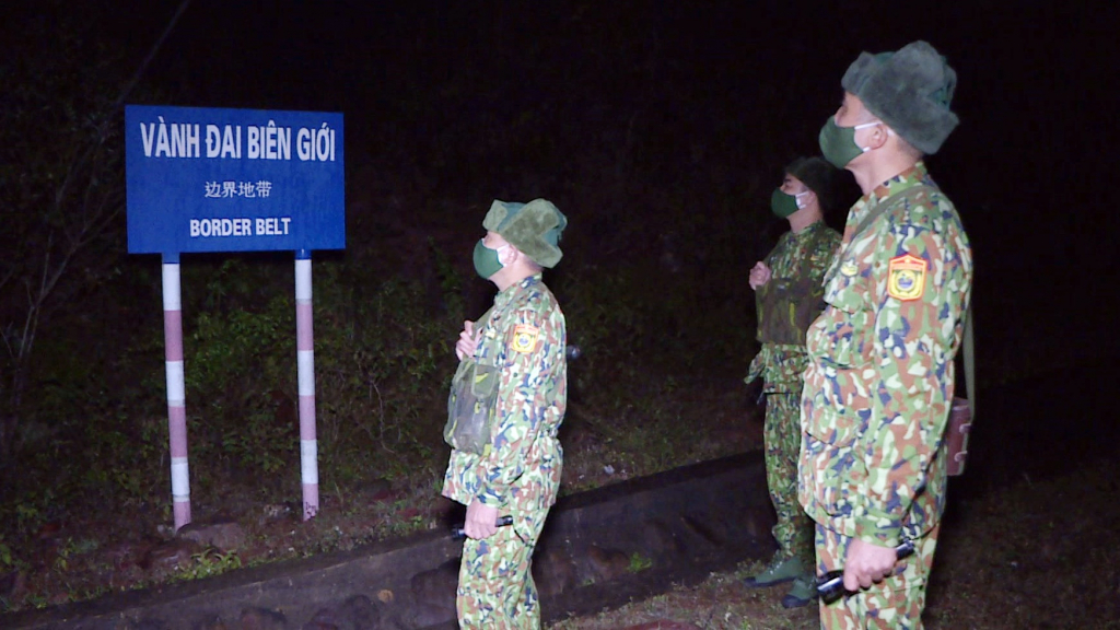 Các chiến sĩ Đồn BP Hoành Mô tiến hành tuần tra đêm tại khu vực đường biên giới trực thuộc đơn vị kiểm soát.
