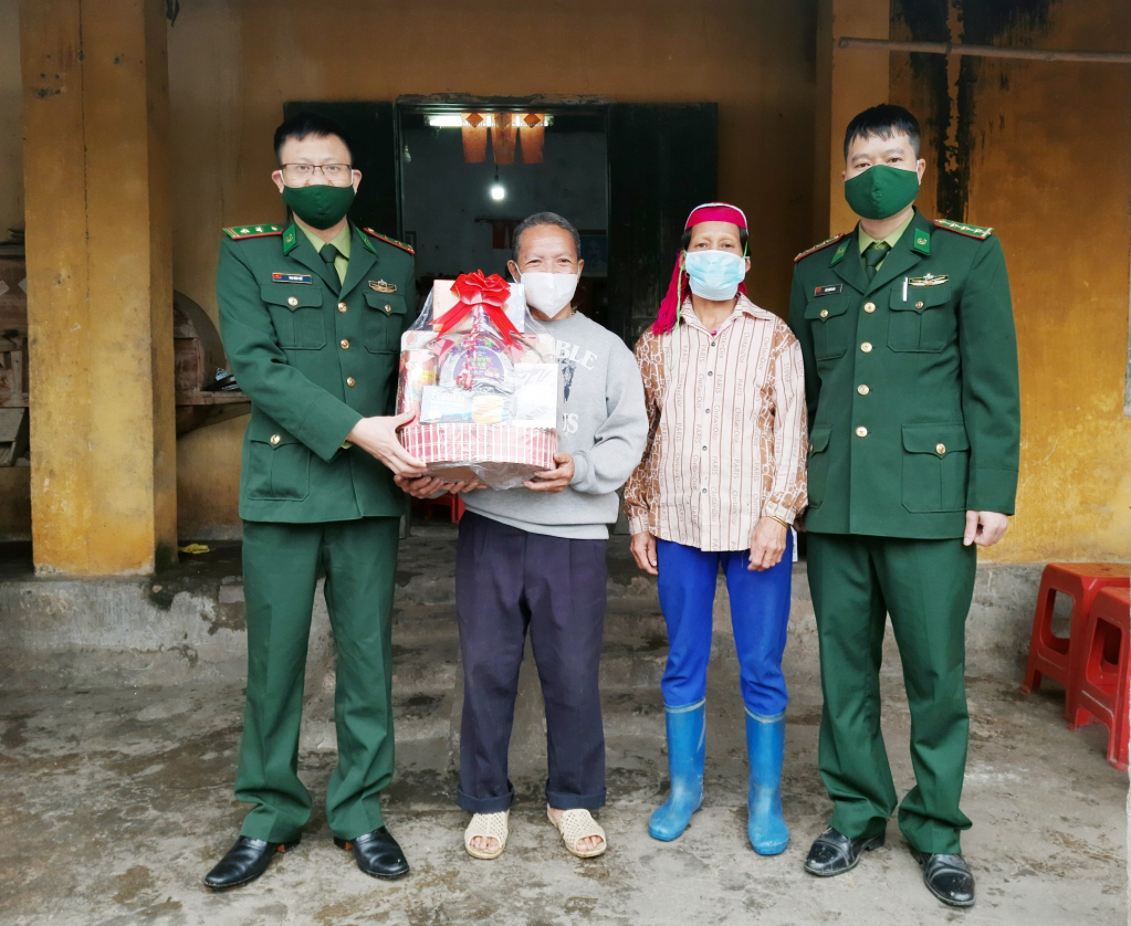 Cán bộ Đồn BP Bắc Sơn (TP Móng Cái) tặng quà Tết cho bà con nhân dân.