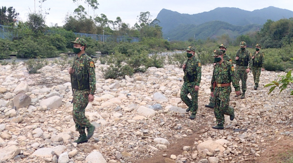 Vui xuân không quên nhiệm vụ, cán bộ chiến sĩ Đồn BP Pò hèn (TP Móng Cái) tiến hành tuần tra kiểm soát dọc tuyến biên giới.