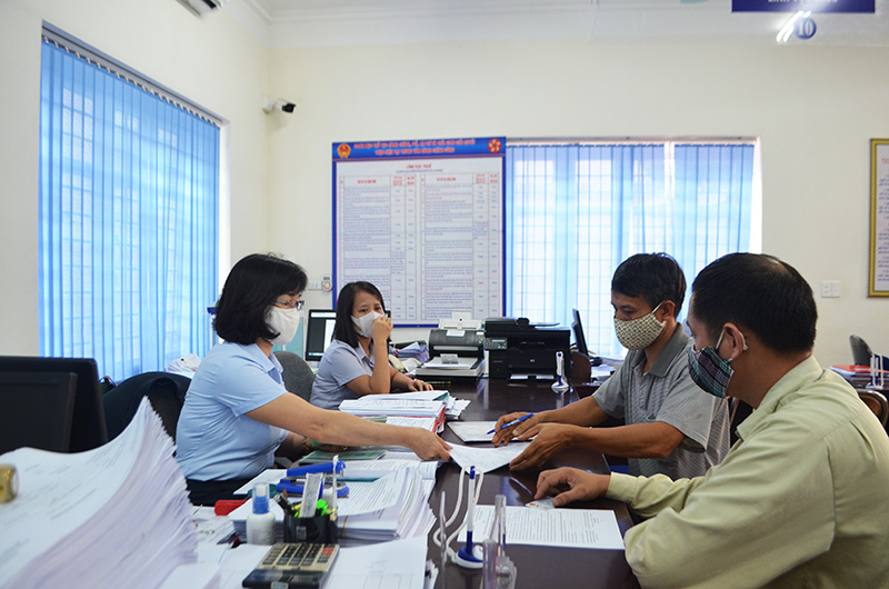Tiếp nhận hồ sơ và trả kết quả giải quyết các thủ tục hành chính về BHXH tại Trung tâm Hành chính công TP Uông Bí. Ảnh Thanh Hoa