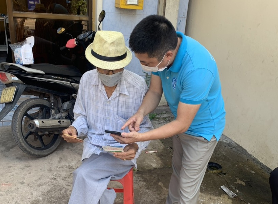 Nhân viên BHXH huyện Tiên Yên hướng dẫn người dân trên địa bàn cài đặt ứng dụng “VssID - Bảo hiểm xã hội số”.