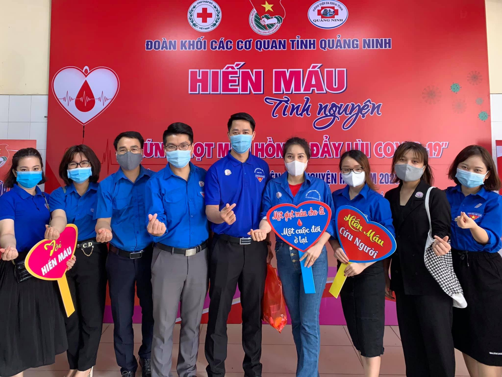 Anh Nguyễn Đức Phương cùng các đoàn viên Chi đoàn Trường