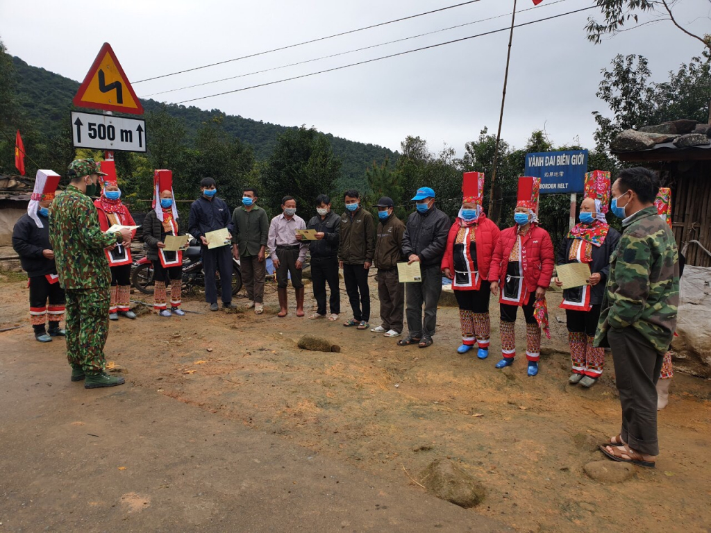 Cán bộ Đồn BP Quảng Đức tuyên truyền Luật Biên phòng Việt Nam cho người dân khu vực Hang Vây, xã Quảng Sơn, huyện Hải Hà.