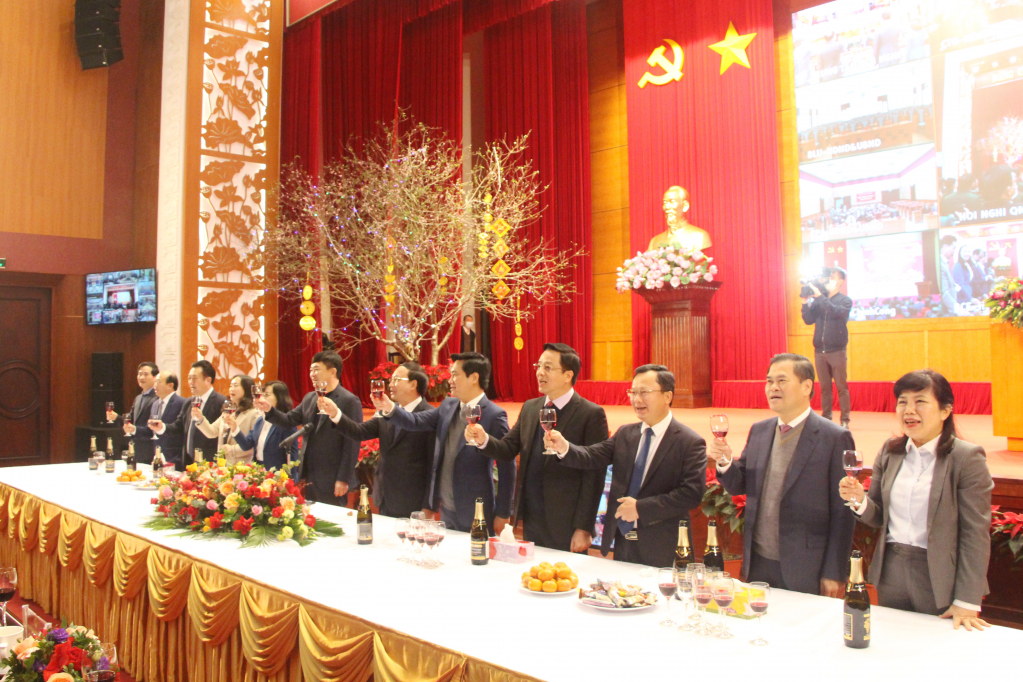 Các đồng chí lãnh đạo tỉnh chúc cán bộ công chức, viên chức, người lao động trong tỉnh năm mới nhiều thành công.
