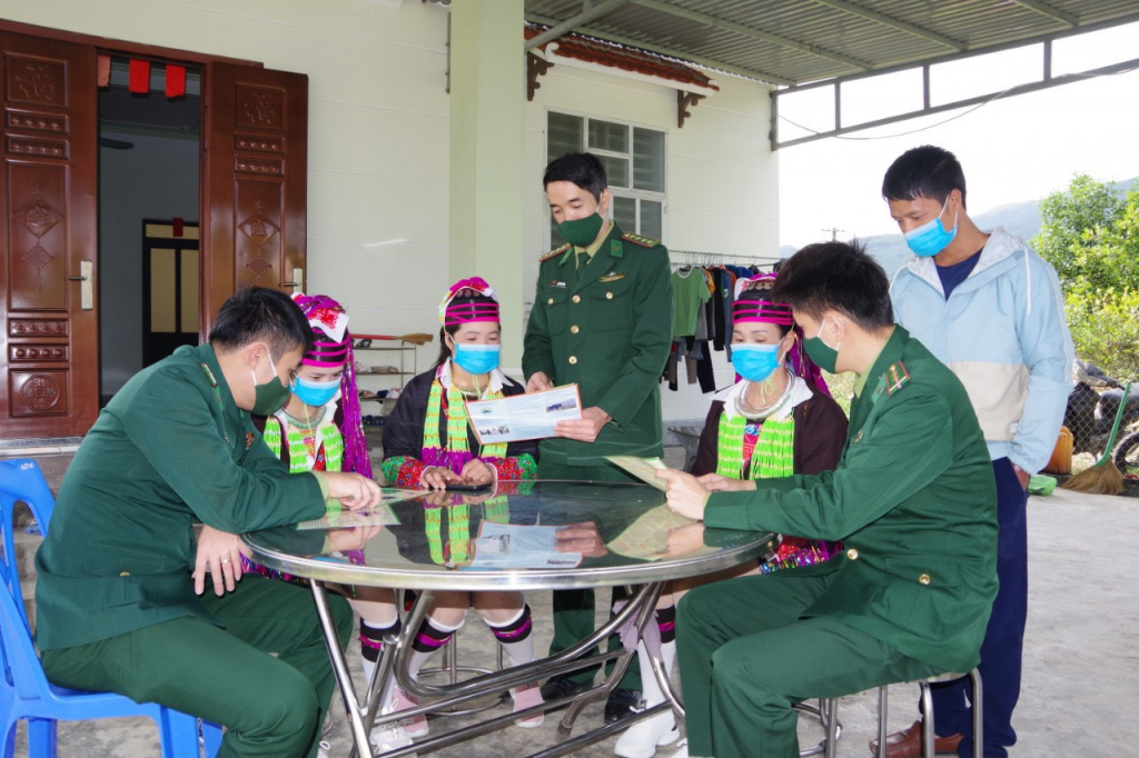 Cán bộ Đồn BP Quảng Đức tuyên truyền các quy định của Luật Biên phòng Việt Nam cho nhân dân bản Mốc 13, xã Quảng Đức, huyện Hải Hà.