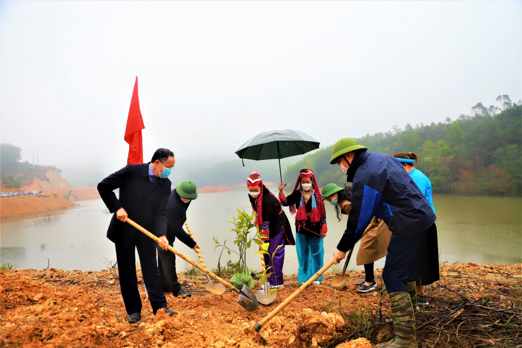 Các đồng chí lãnh đạo huyện và Nhân dân trồng dổi xung quanh hồ Nà Mo.