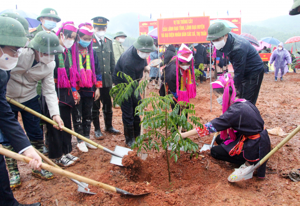 đồng chí Nguyễn Xuân Ký, Ủy viên Trung ương Đảng, Bí thư Tỉnh ủy, Chủ tịch HĐND tỉnh tham gia trông cây hưởng ứng Tết trồng cây cùng nhân dân huyện Ba Chẽ.