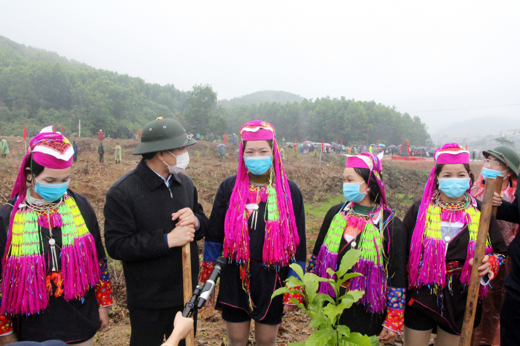 Đồng chí Bí thư Tỉnh ủy trò chuyện với đồng bào dân tộc huyện Ba Chẽ tham gia Tết trồng cây.