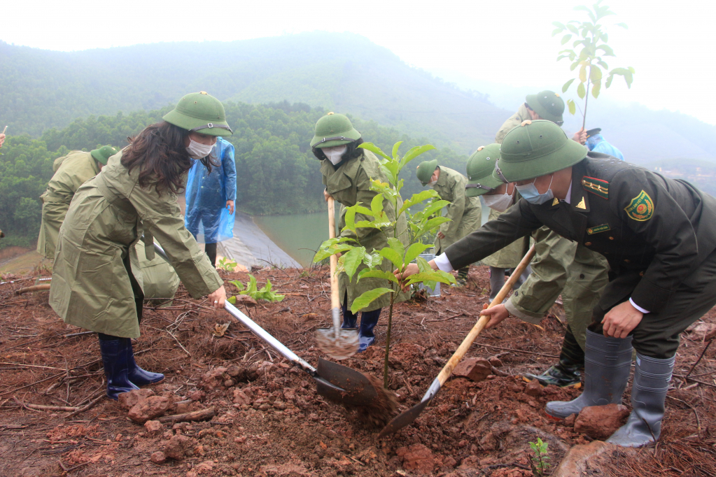 Các đồng chí lãnh đạo tỉnh tham gia trồng cây tại Hồ Khe Táu, thôn Bình Sơn (xã Đông Ngũ, huyện Tiên Yên).