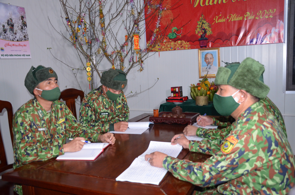 Thiếu tá Nguyễn Văn Diện (ngoài cùng bên trái) trao đổi các biện pháp đảm bảo chủ quyền, an ninh biên giới với đồng đội. 