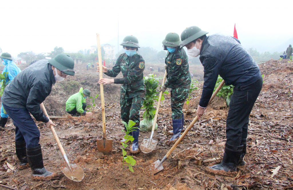 Provincial leaders participated in the tree-planting festival.