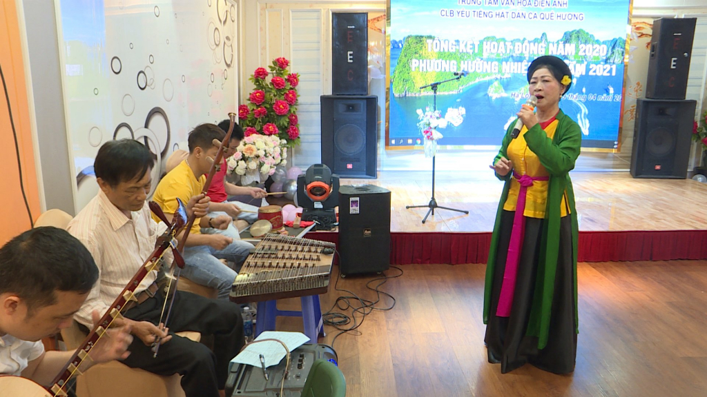 Một buổi tập luyện hát văn của CLB Yêu tiếng hát dân ca Quảng Ninh.