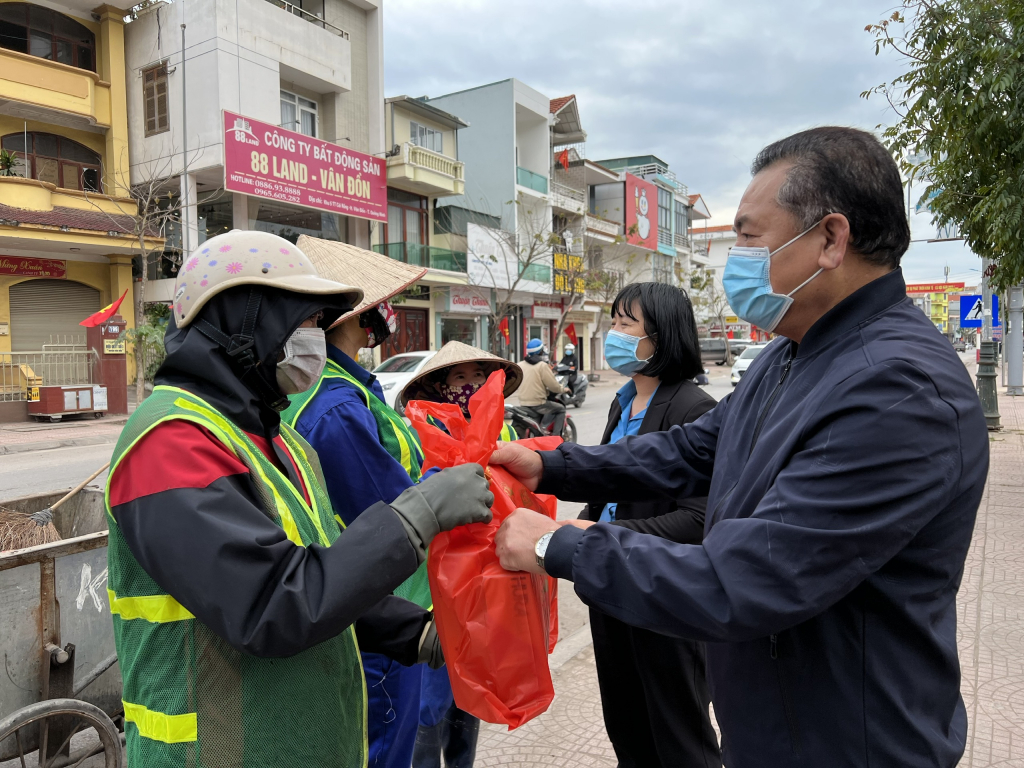 Lãnh đạo LĐLĐ huyện Vân Đồn và Công đoàn Công ty TNHH Môi trường đô thị Vân Đồn tặng quà động viên người lao động của Công ty nhân dịp Tết nguyên đán 2022.