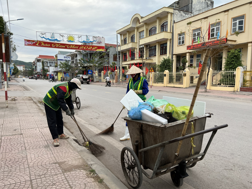 Công nhân Công ty TNHH Môi trường đô thị Vân Đồn quét dọn vệ sinh đường phố.