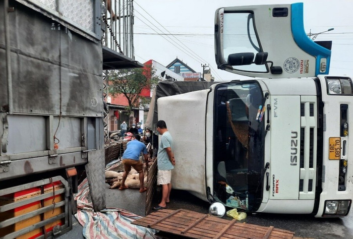 Ô tô tải chở dê lật “phơi bụng” giữa ngã tư QL1 qua Quảng Trị 1