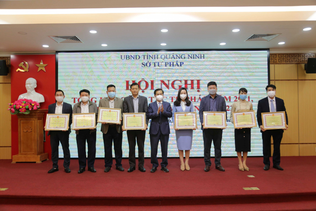 Đồng chí Bùi Văn Khắng, Phó Chủ tịch UBND tỉnh trao tặng danh hiệu Tập thể lao động xuất sắc, Bằng khen của UBND tỉnh cho các tập thể, cá nhân có thành tích xuất sắc trong công tác tư pháp năm 2021.