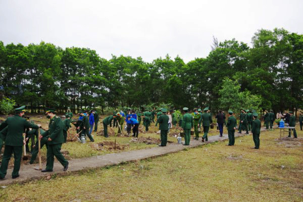 Đông đảo cán bộ, chiến sỹ và đoàn viên thanh niên tham gia trồng cây đầu xuân Nhâm Dần 2022.