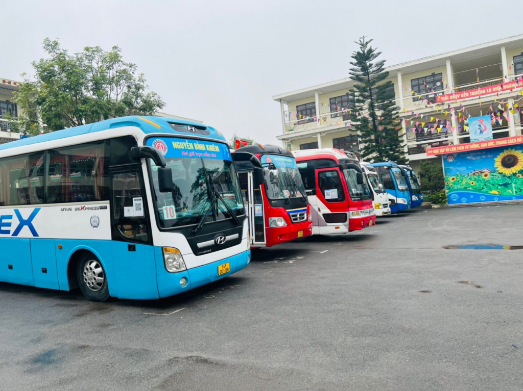Ha Long city's Nguyen Binh Khiem School has cleaned all of their school buses.
