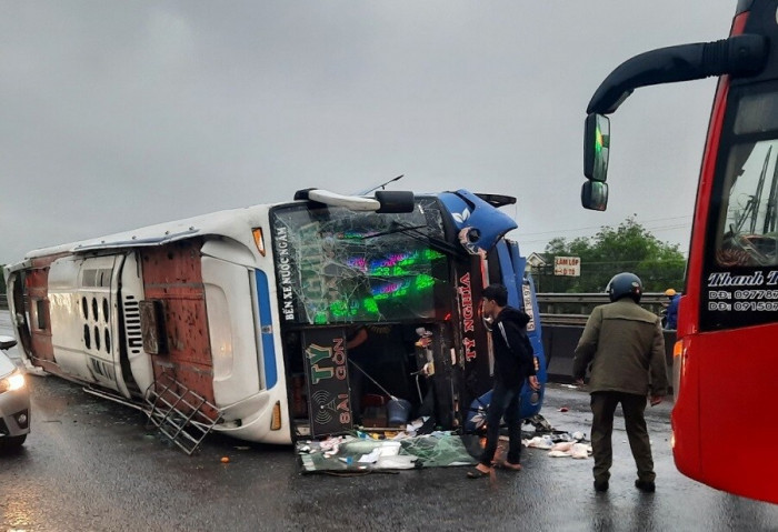Xe giường nằm bị lật trên QL1 qua Quảng Trị, hành khách may mắn thoát chết 5
