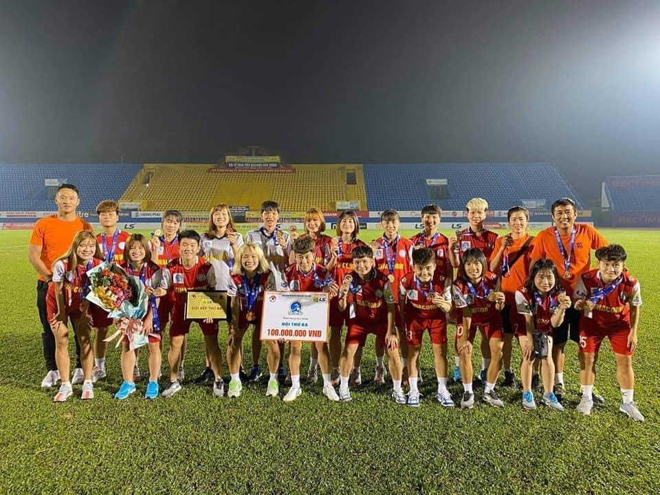 Đội Bóng đá nữ Than Khoáng sản Việt Nam đạt Giải Ba giải Vô địch bóng đá nữ Quốc gia năm 2021.