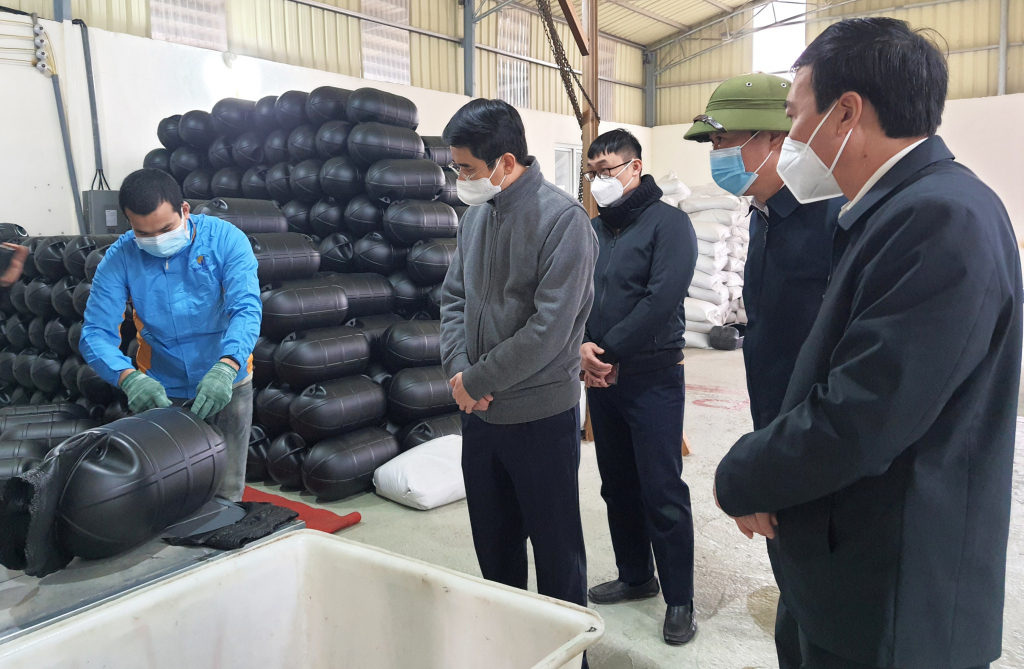 ồng chí Phạm Văn Thành thăm cơ sở sản xuất phao nổi HDPE tại xã Bình Dân, huyện vân Đồn.
