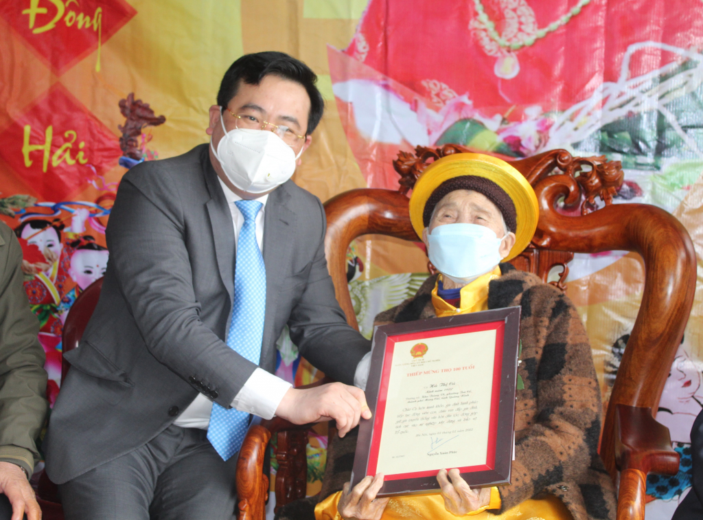 Bí thư Thành ủy Móng Cái Hoàng Bá Nam đã tới thăm, trân trọng chúc thọ Bà Hà Thị Cú (khu Tràng Vỹ)