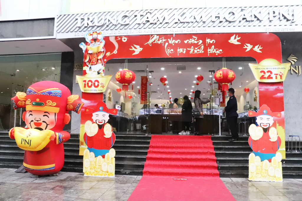 Many centers, shops dealing in gold, silver, and gems have eye-catching decorations to welcome customers.