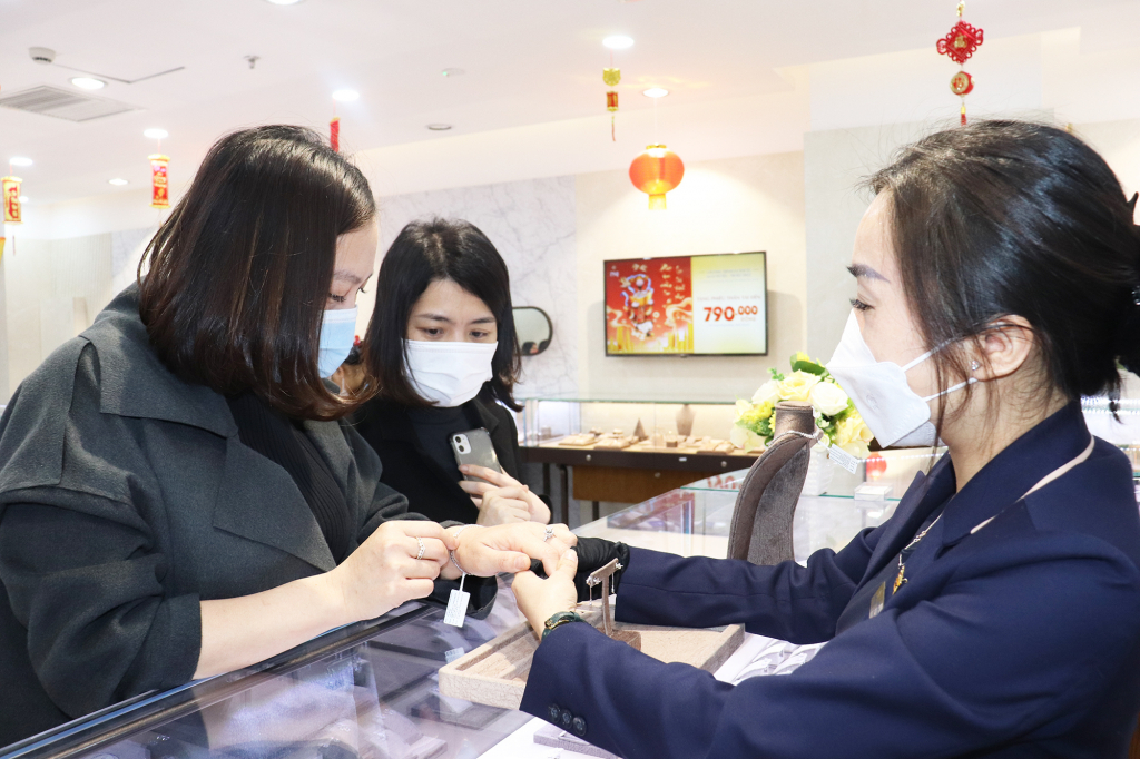 PNJ Jewelry staff advise customers to buy suitable products on the day of the God of Wealth.