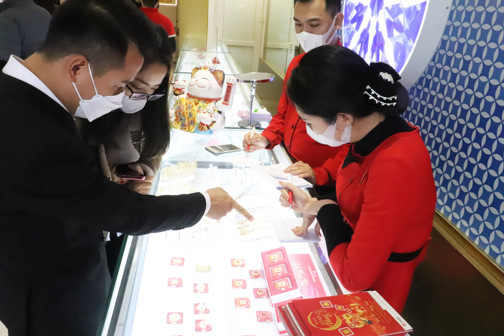 Residents choose gold products on the day of God of Wealth.