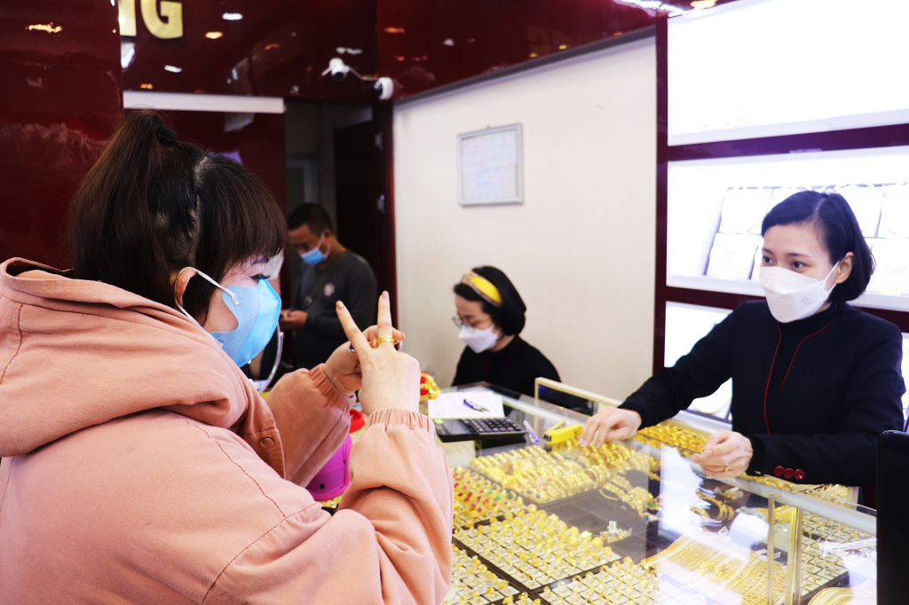 People buy gold rings on the day of God of Wealth.