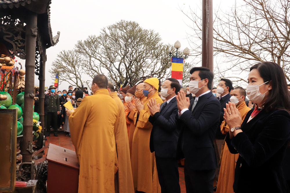 Provincial leaders attended the ceremony to pray for peaceful nation and happy people.
